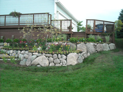 Stone retaining wall landscaping