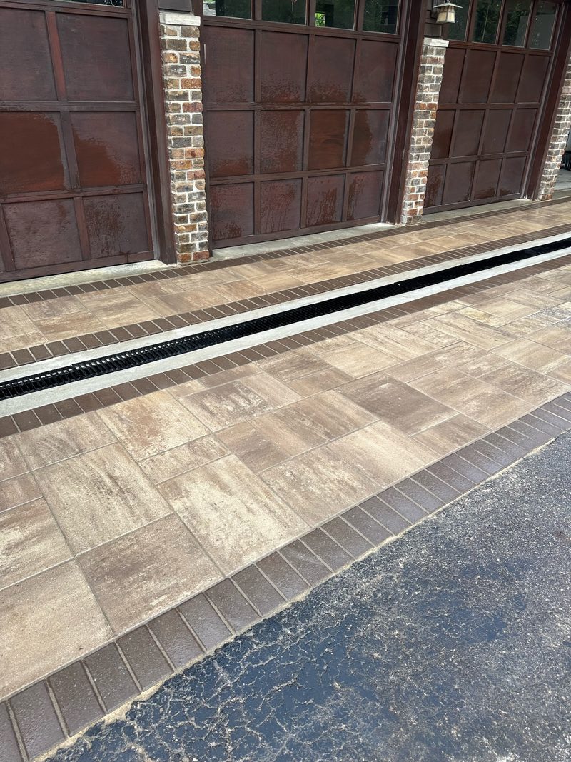 Paver driveway border pattern